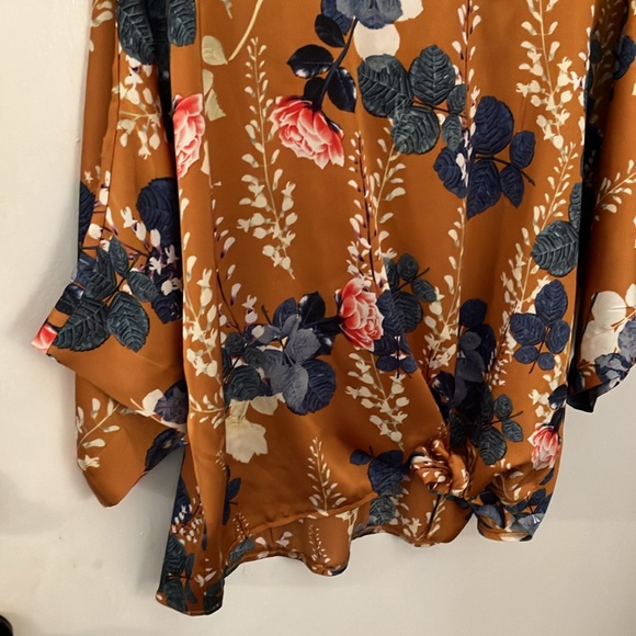 Easel Floral Top - Picture 3 of 8